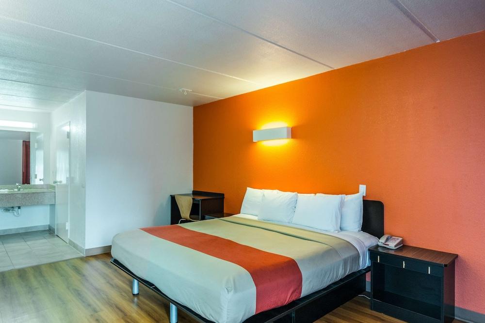 Motel 6 Cleveland, TX photo 17