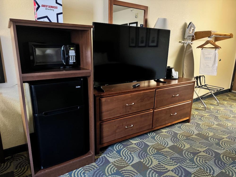 AmericInn by Wyndham Kewanee photo 93