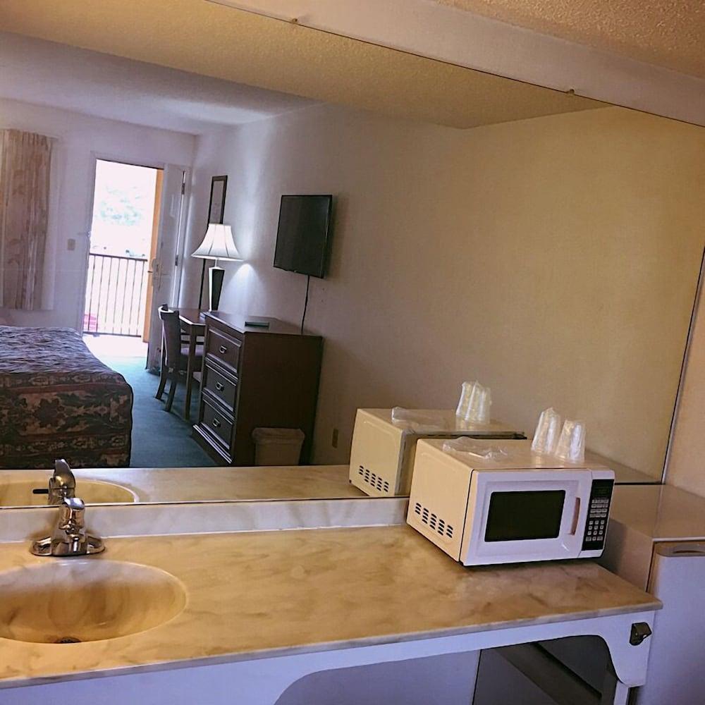Travelers Inn photo 29
