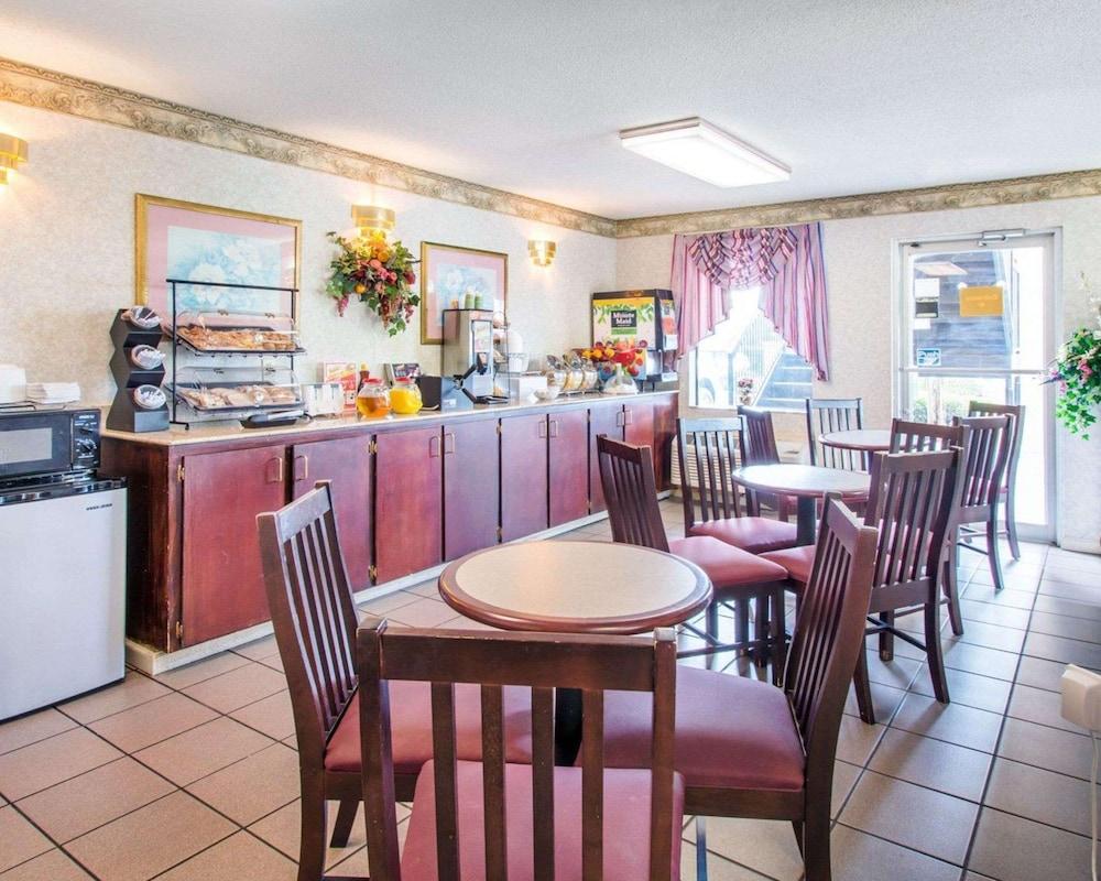 Econo Lodge Troy photo 21