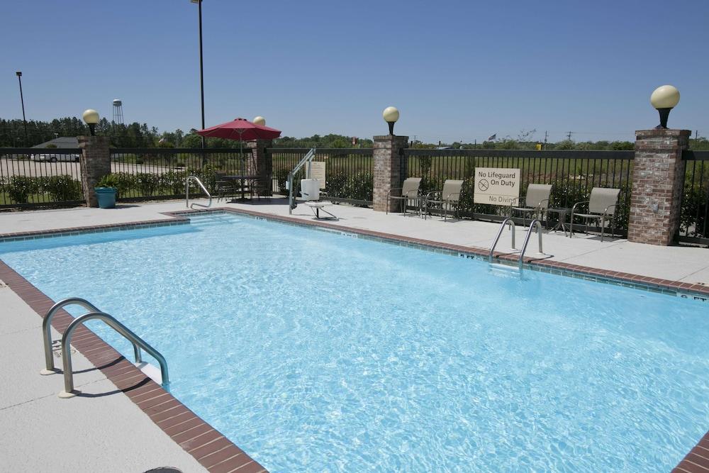 Hampton Inn & Suites Wiggins photo 35