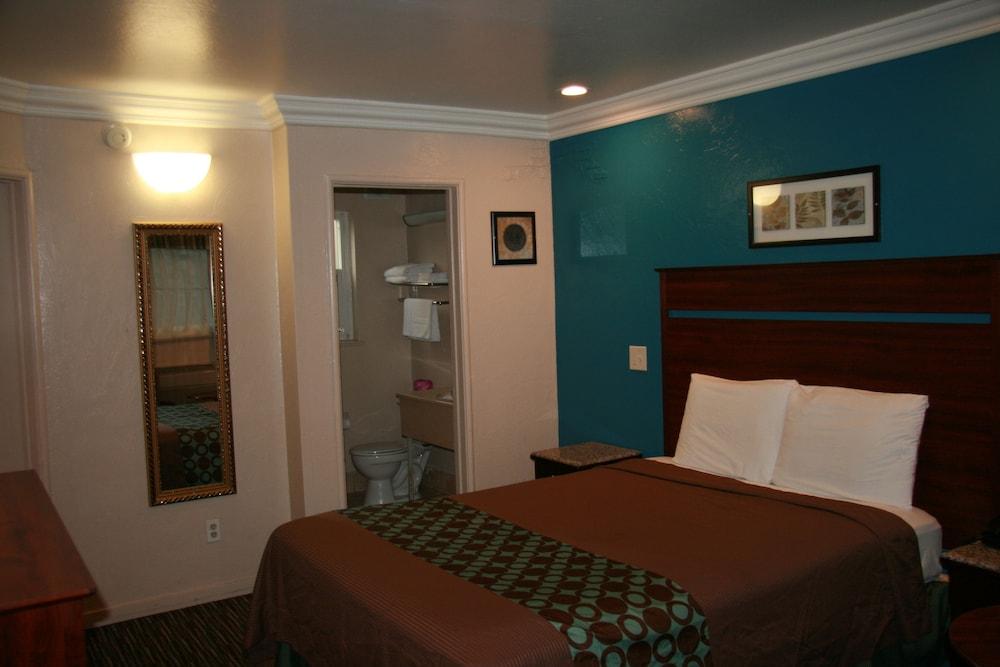 Civic Center Lodge photo 41