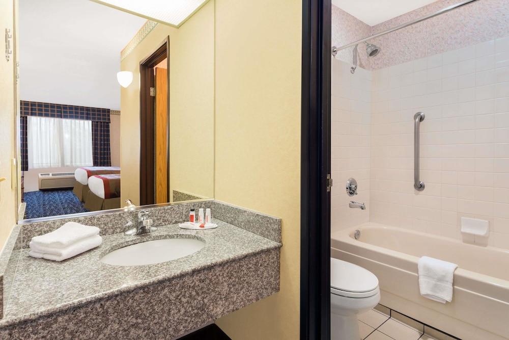 Ramada by Wyndham Kent Seattle Area photo 21