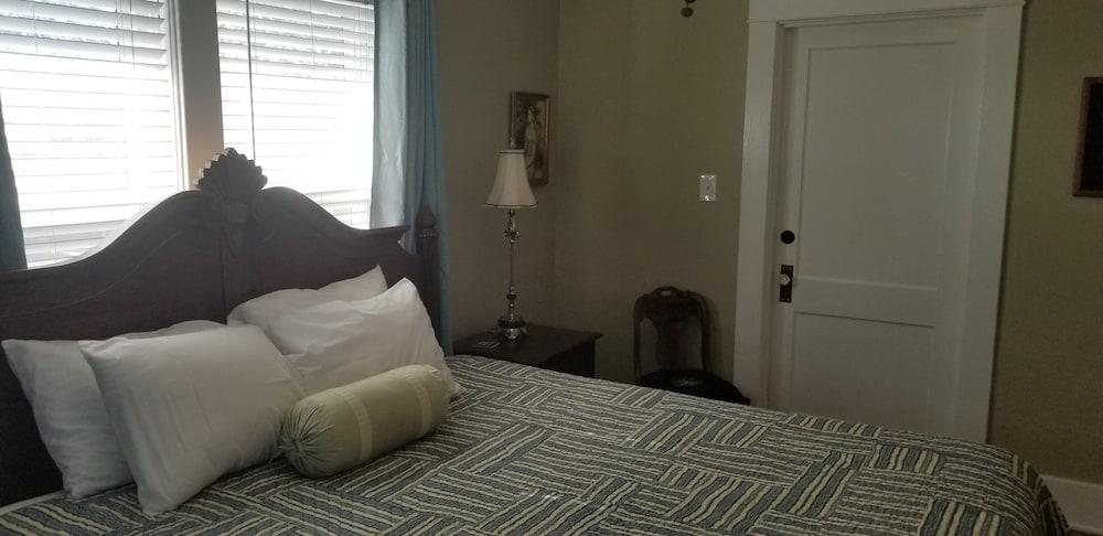 Belvedere Manor photo 56