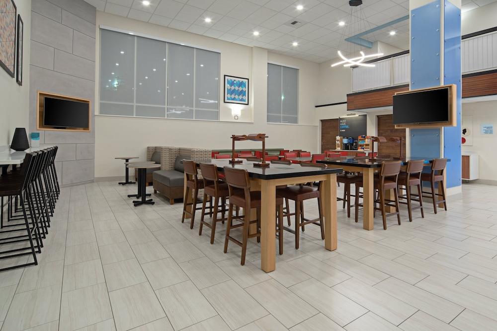 Holiday Inn Express Hotel & Suites SeaTac by IHG photo 39