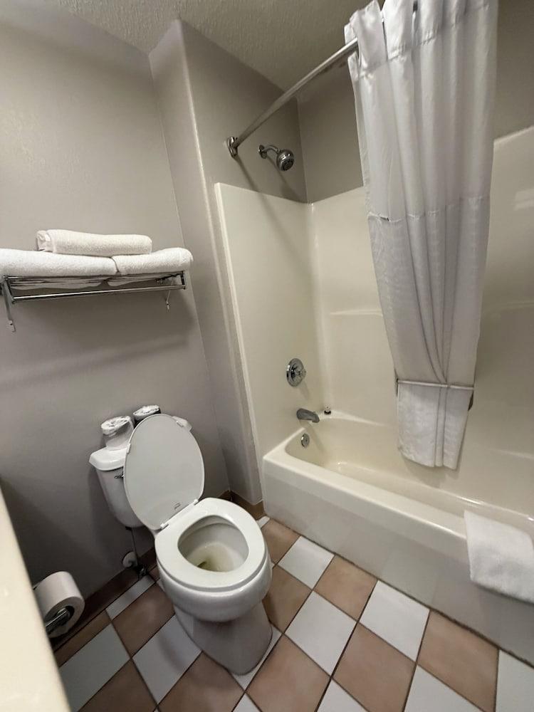 Relax Inn & Suites photo 3