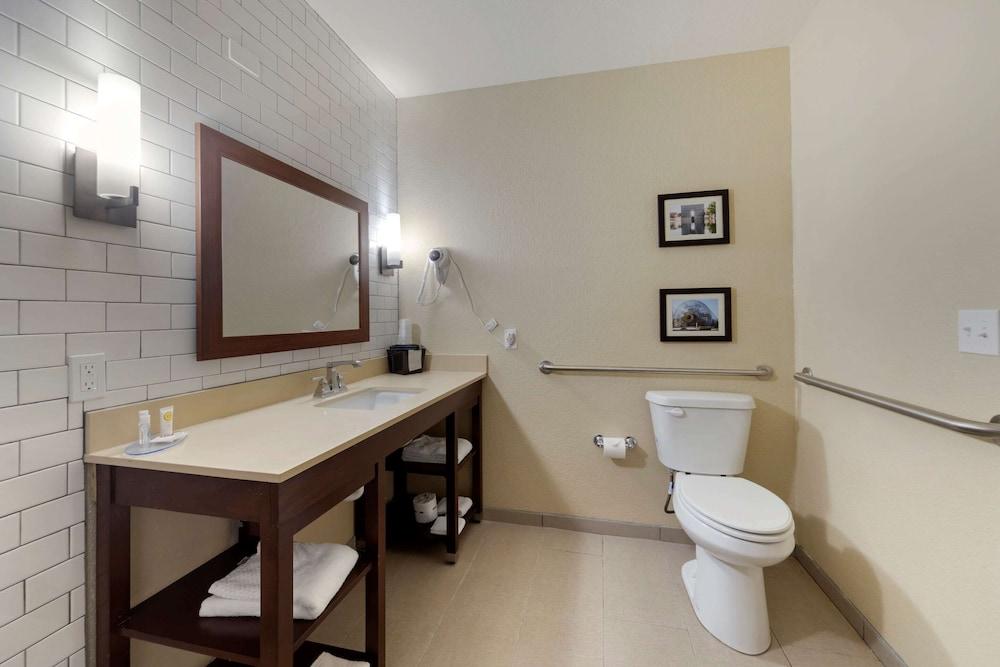 Comfort Inn & Suites Harrah photo 14