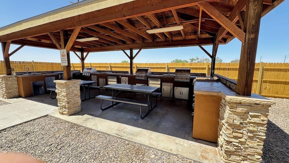 Permian Studio Apartments photo 17