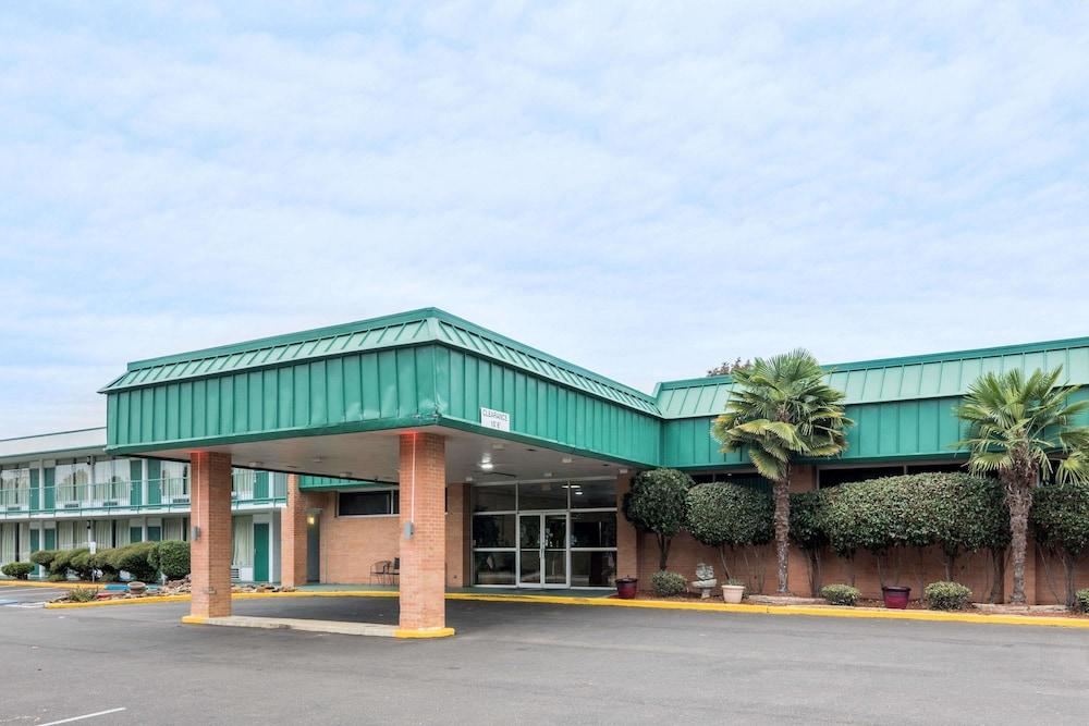 Super 8 by Wyndham Hope photo 16