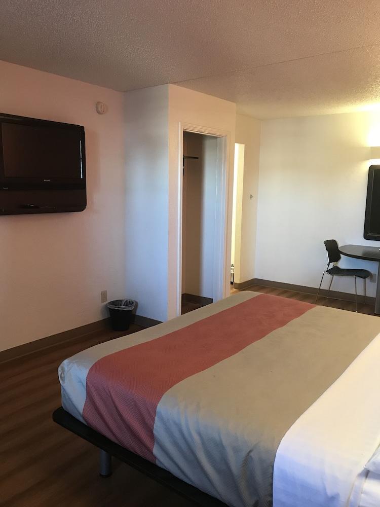 Econo Lodge photo 22