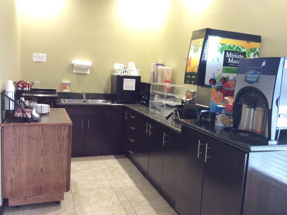 Texas Inn Weslaco photo 58