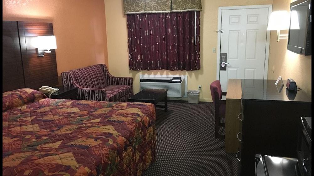 Redwood Inn and Suites photo 8