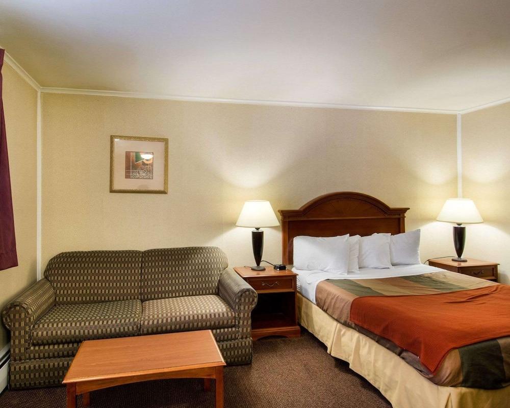 Econo Lodge Inn & Suites photo 6