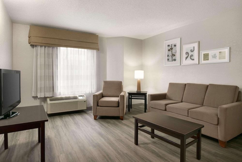 Country Inn & Suites by Radisson, Roanoke Rapids, NC photo 9