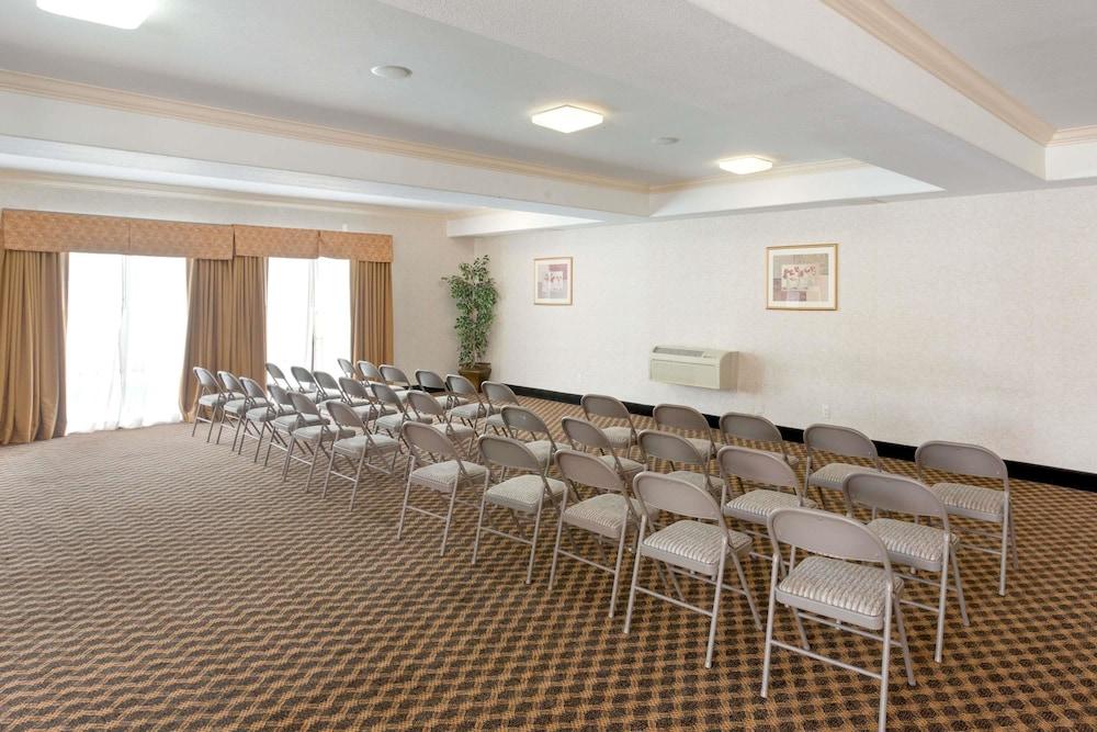 Howard Johnson Hotel & Suites by Wyndham Pico Rivera photo 18