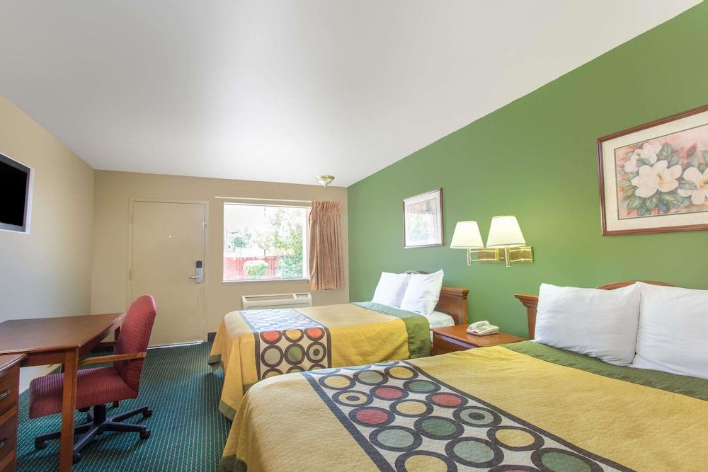 Super 8 by Wyndham Durham/University Area NC photo 4