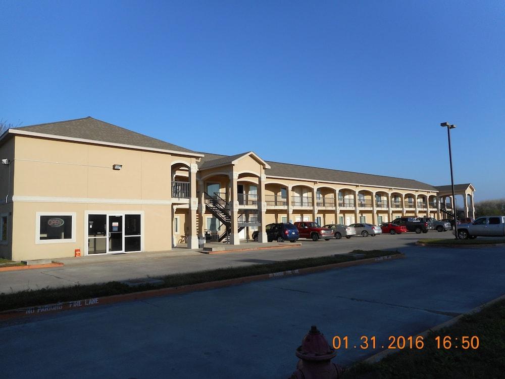 Crossroads Inn & Suites photo 1