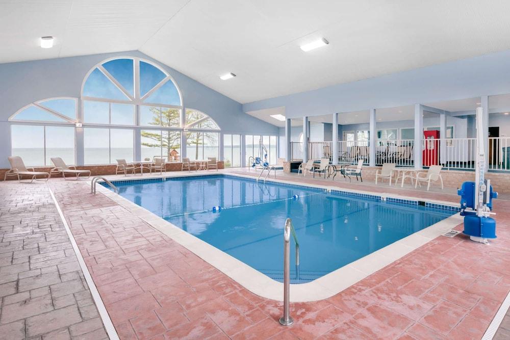Baymont by Wyndham St. Ignace Lakefront photo 23