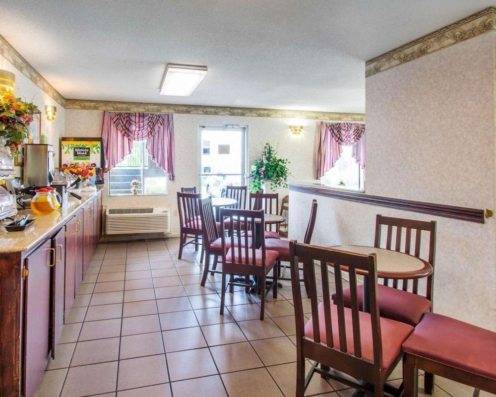Econo Lodge Troy photo 20
