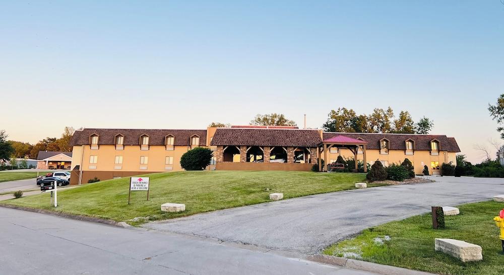 Hometown Inn & Suites photo 1
