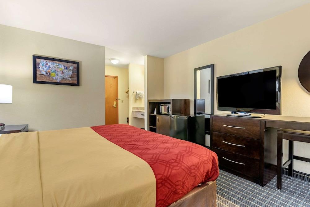 Econo Lodge Brunswick Travel Center photo 9