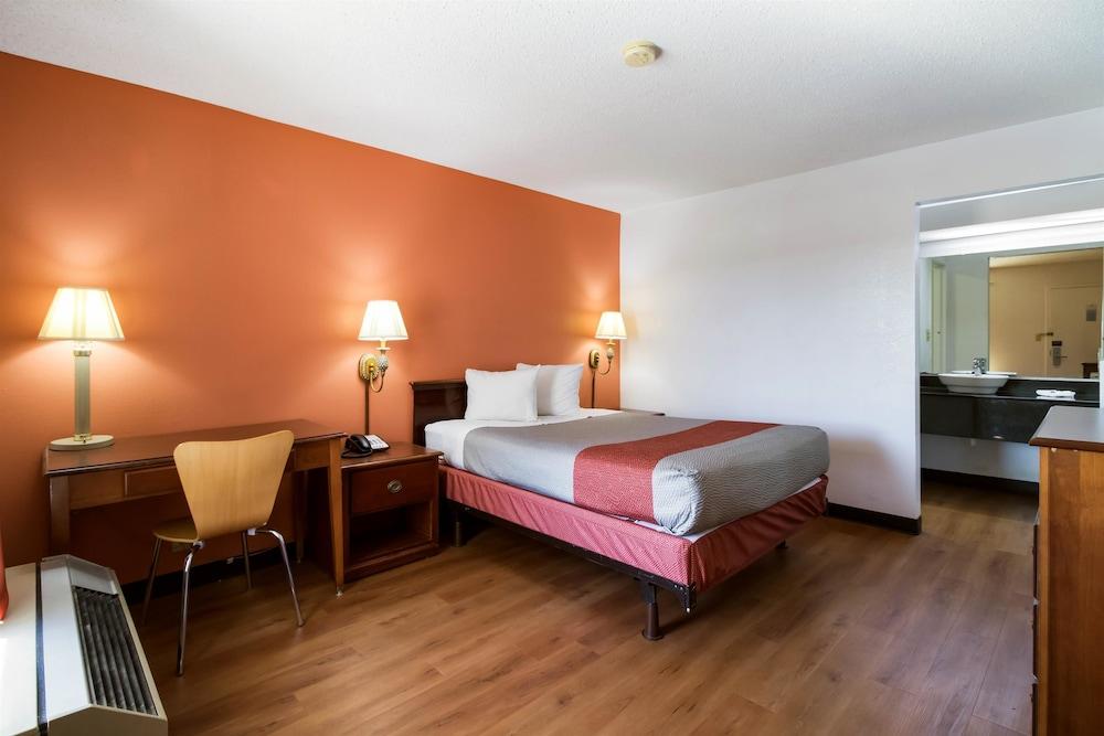 Econo Lodge photo 22