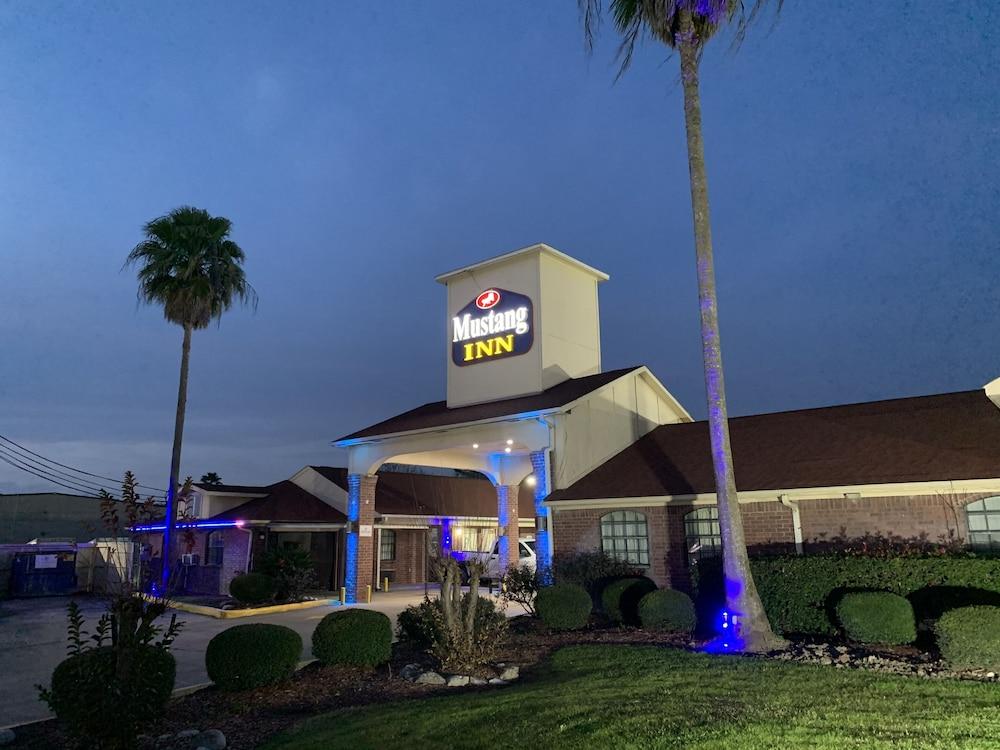 Luxury Inn and Suites photo 1