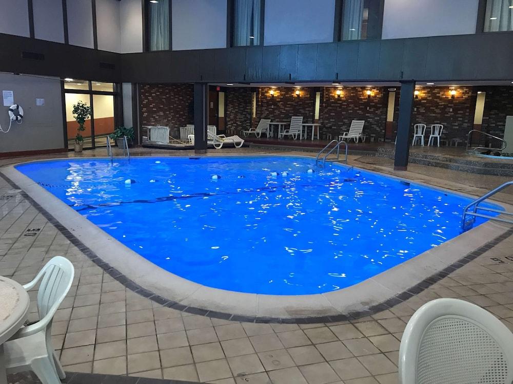 Ramada by Wyndham Albert Lea photo 74