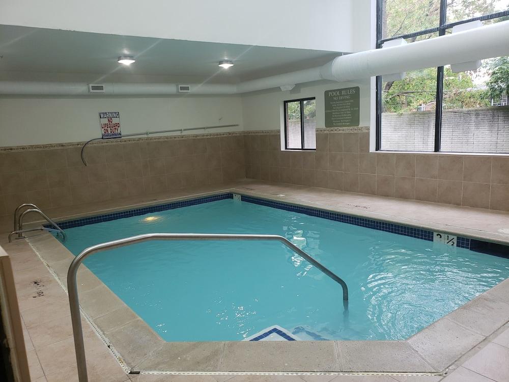 A Victory Suites Warren photo 4