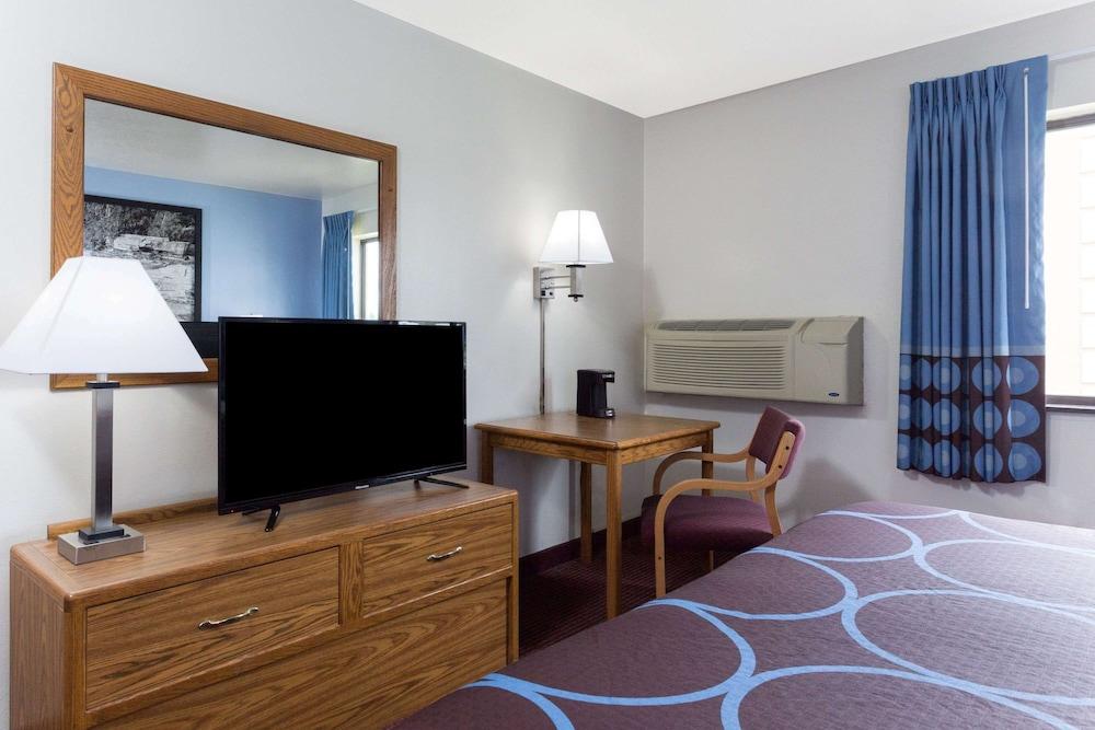 Super 8 by Wyndham Wisconsin Dells photo 4