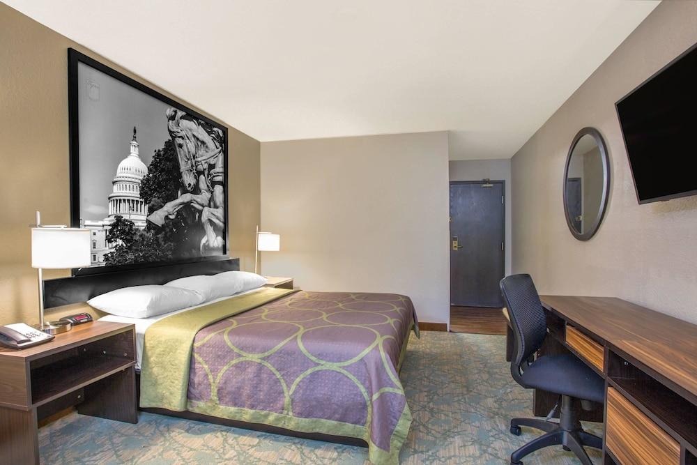 Super 8 by Wyndham Waldorf photo 9