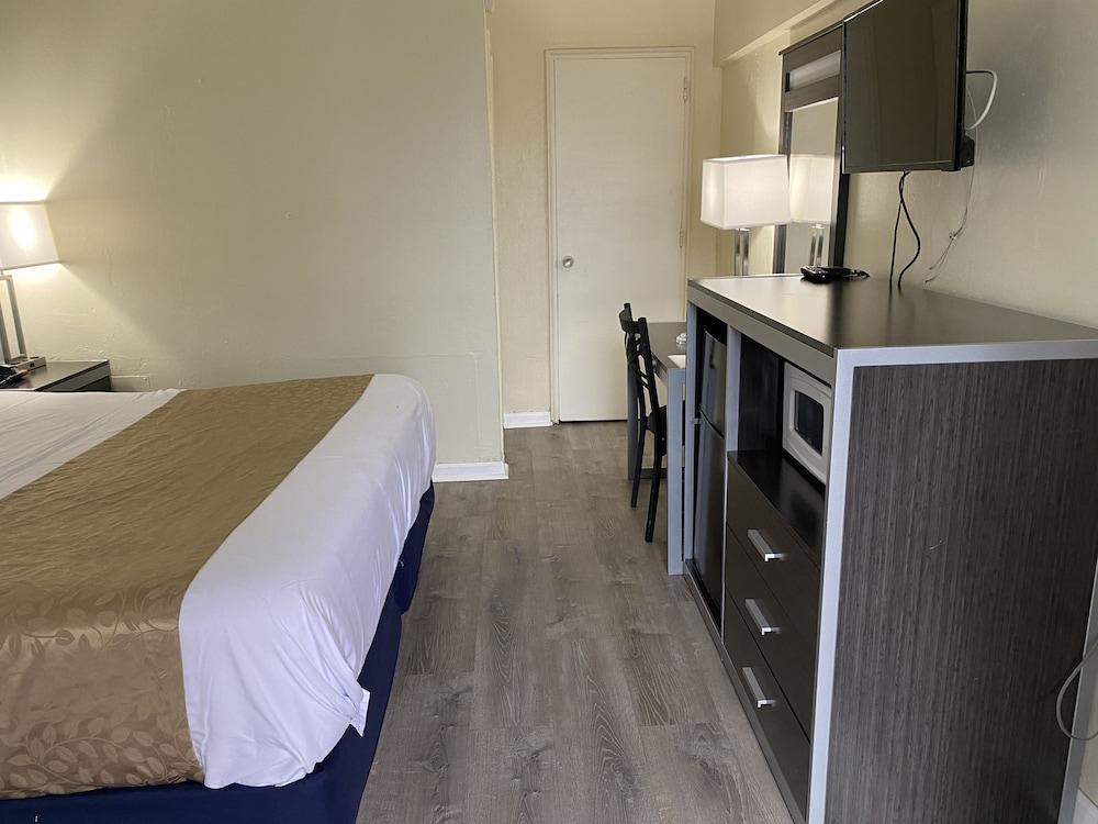 Red Carpet Inn & Suites photo 9