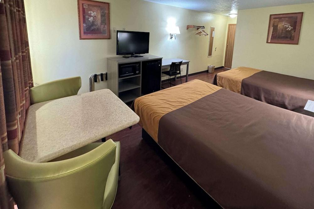 Rodeway Inn Moriarty photo 9