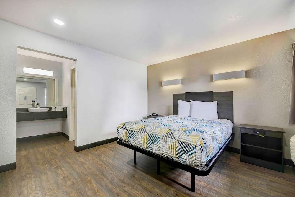 Motel 6 Denton, TX - UNT photo 25