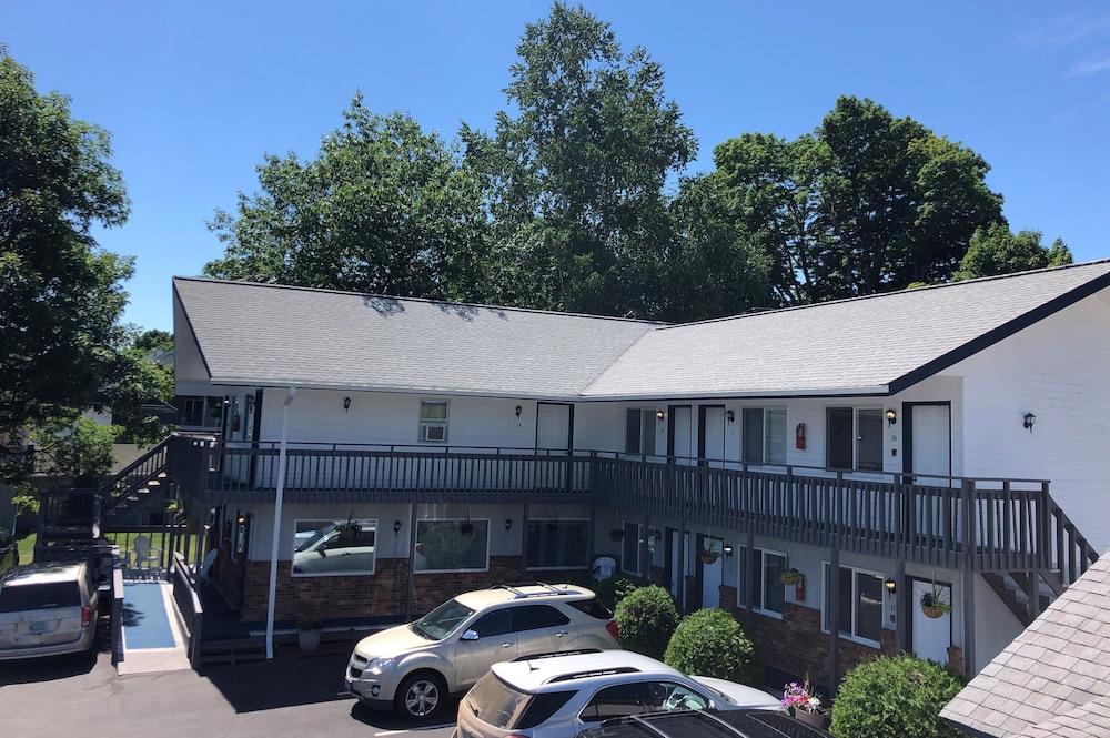 Harbor's Edge Motel photo 23