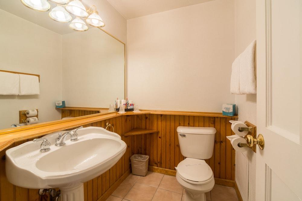 Sybaris Pool Suites Mequon photo 55