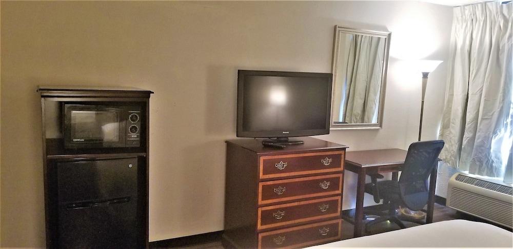 Madison Inn and Suites photo 41