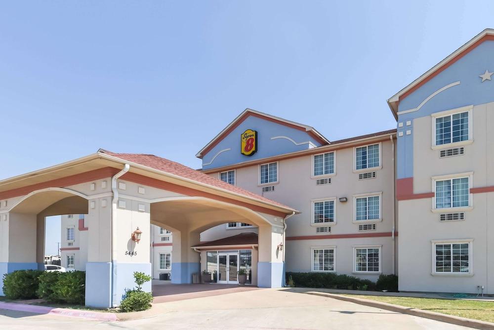 Super 8 by Wyndham Alvarado — hotel in Alvarado