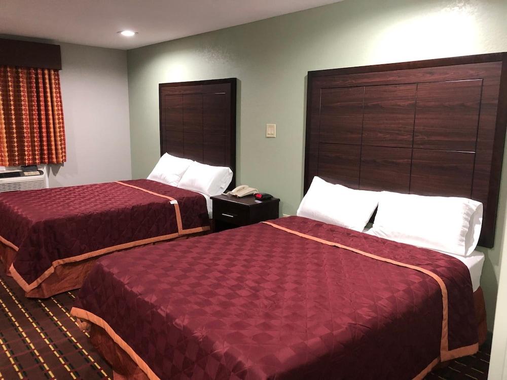 Texas Inn & Suites photo 12