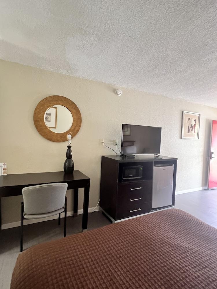 Americas Best Value Inn Edna photo 15