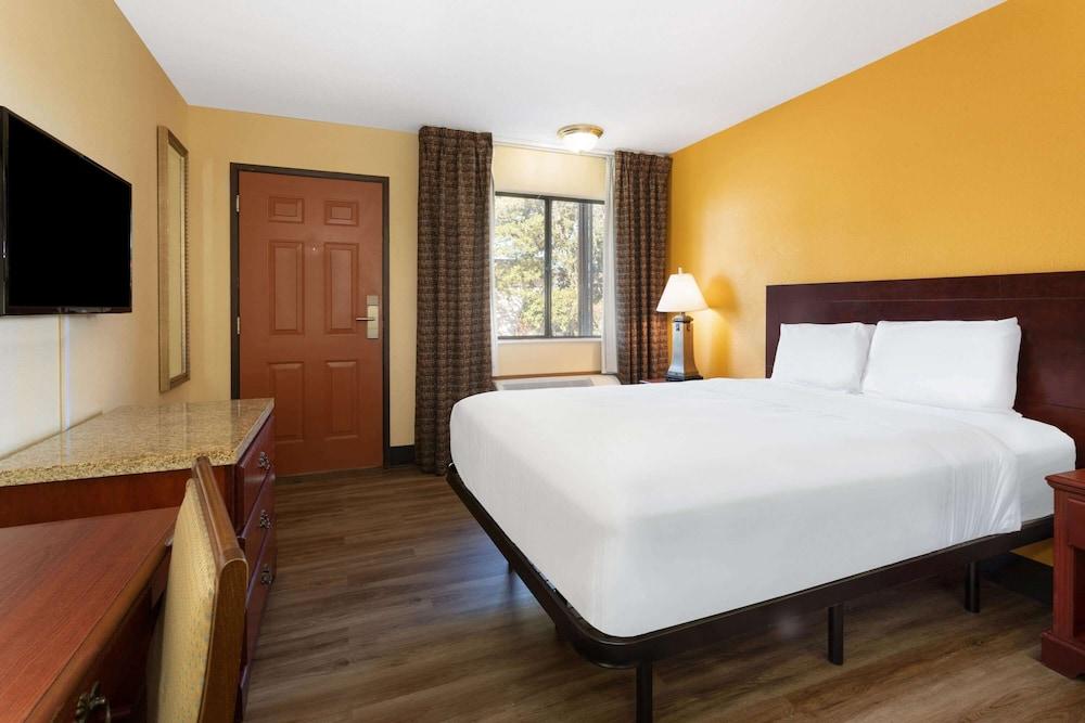 Travelodge by Wyndham Albuquerque East photo 21