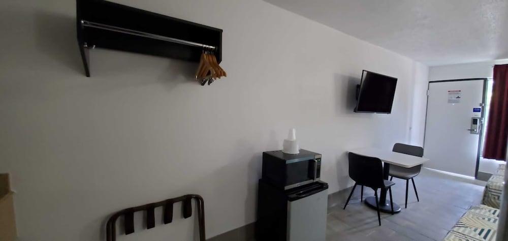 Crestview Inn photo 21
