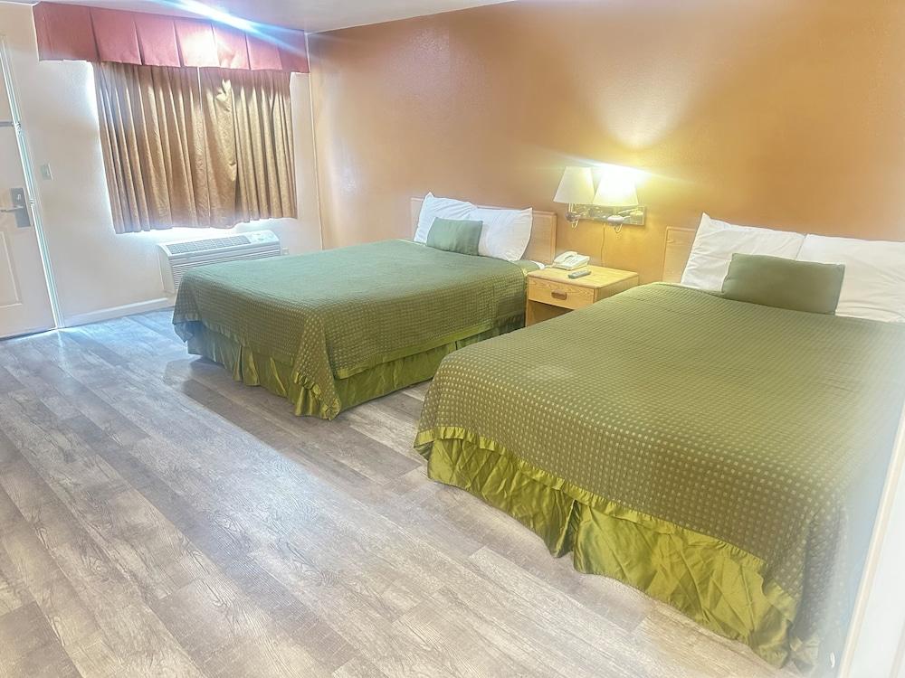 ROYAL INN photo 25