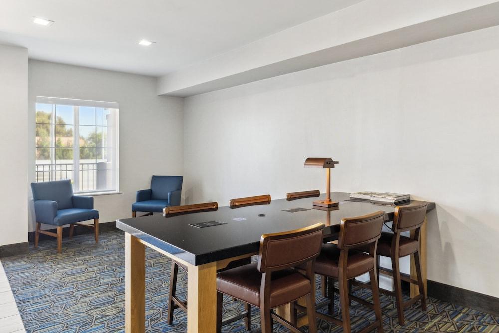 Holiday Inn Express & Suites Mountain View Silicon Valley by IHG photo 45