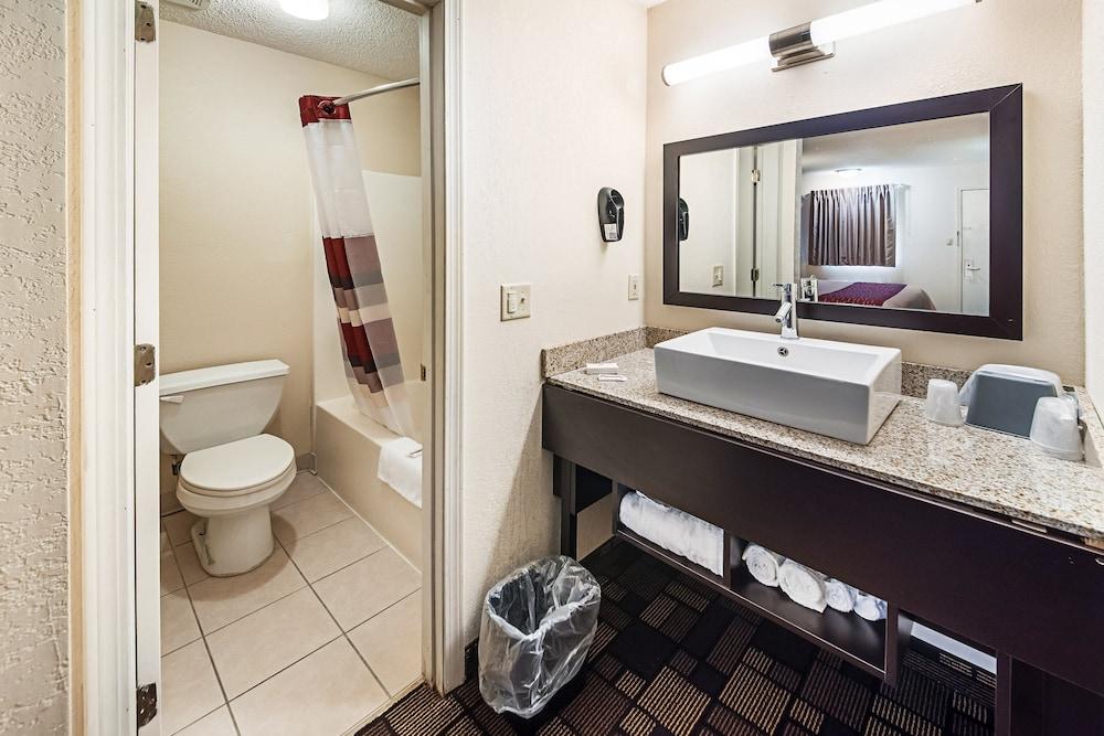 Red Roof Inn Anderson, IN photo 21