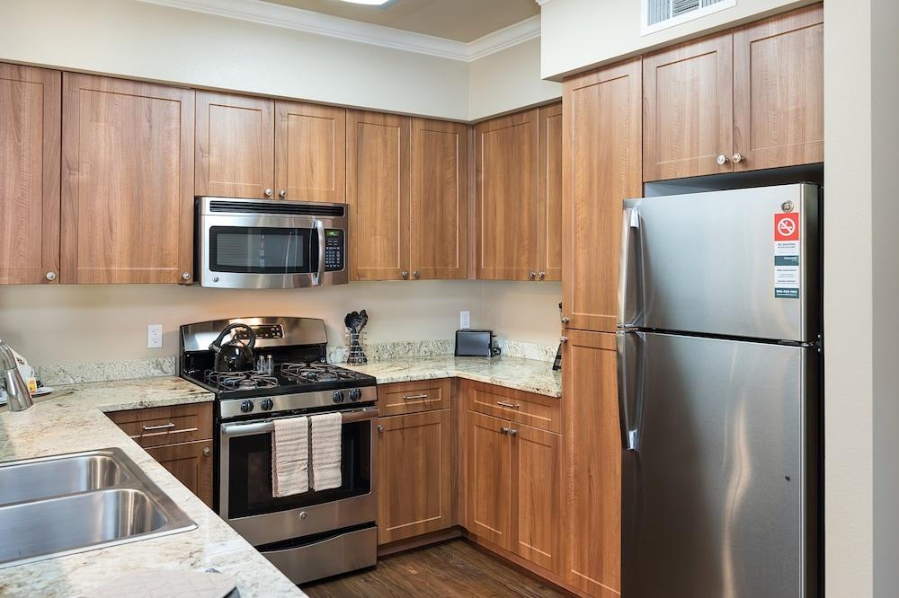 Global Luxury Suites Baypointe Station photo 47