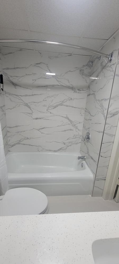 The Royal Inn & Suites photo 11