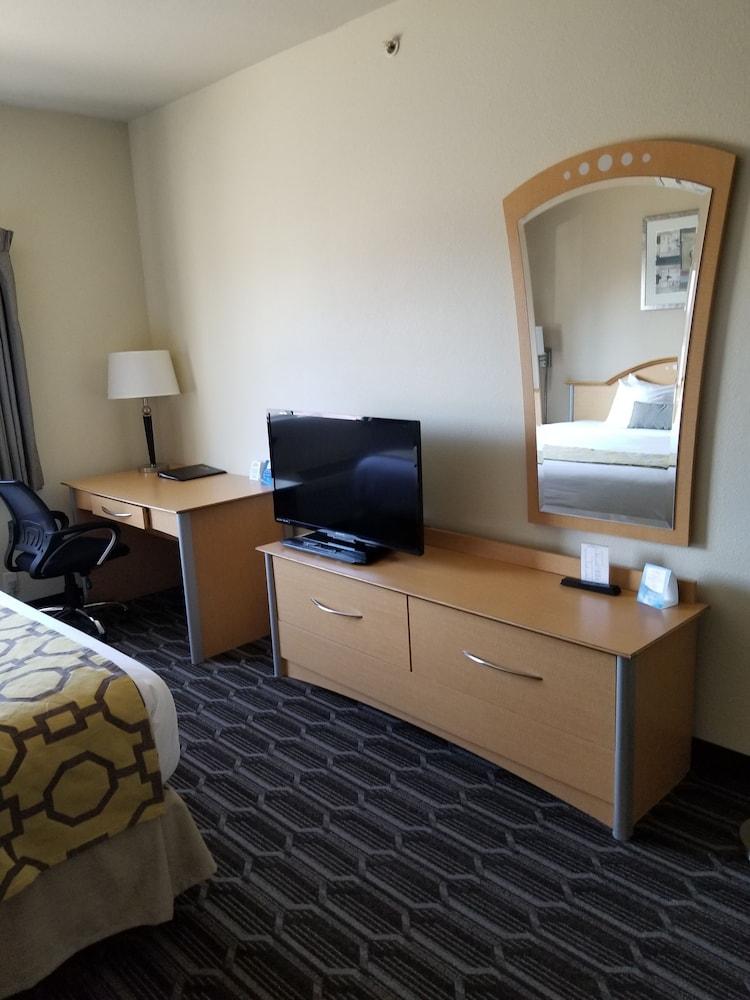 Baymont by Wyndham Noblesville photo 11