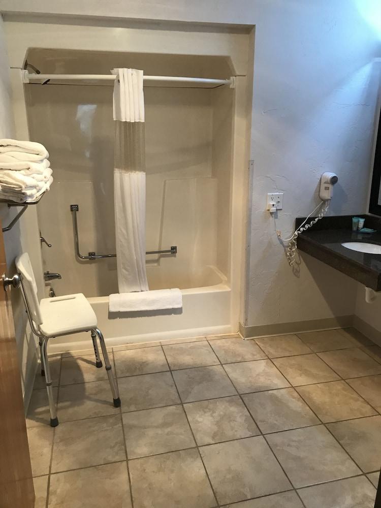 Pictured Rocks Inn & Suites photo 32