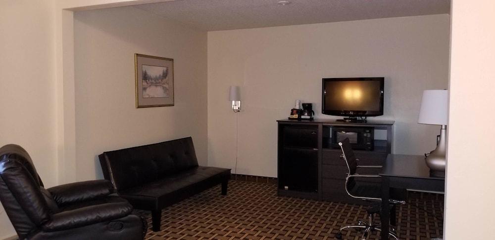 Super 8 by Wyndham Ashland photo 52